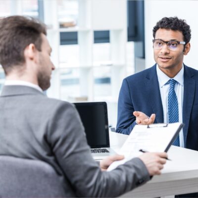 Como responder a perguntas mais comuns em entrevistas de emprego? Muitas pessoas ainda não sabem como agir, mesmo sendo perguntas tão frequentes!